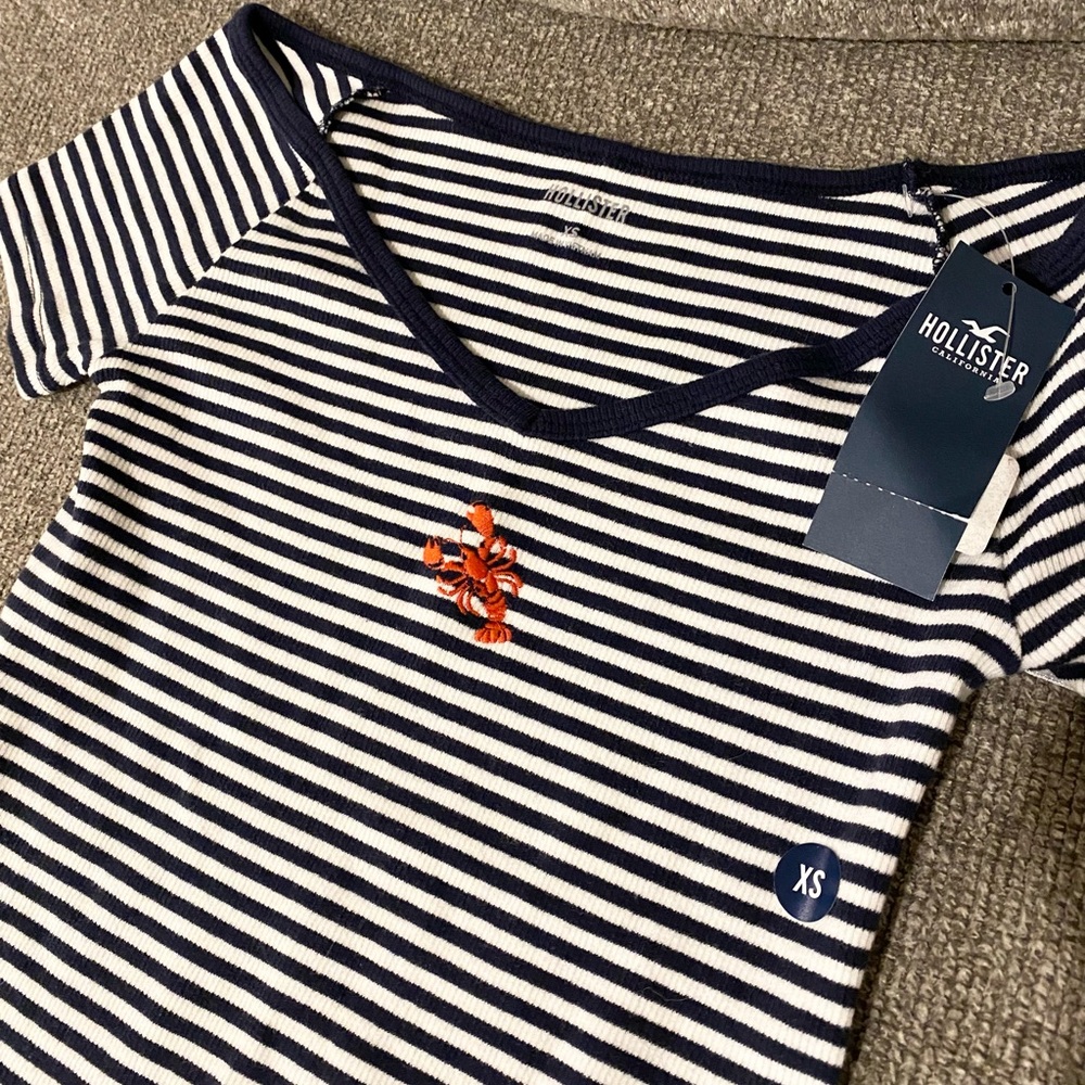 Off-the-shoulder V-neck Lobster Graphic Tee